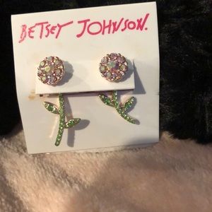 Betsey Johnson beautiful flower earrings NWT.